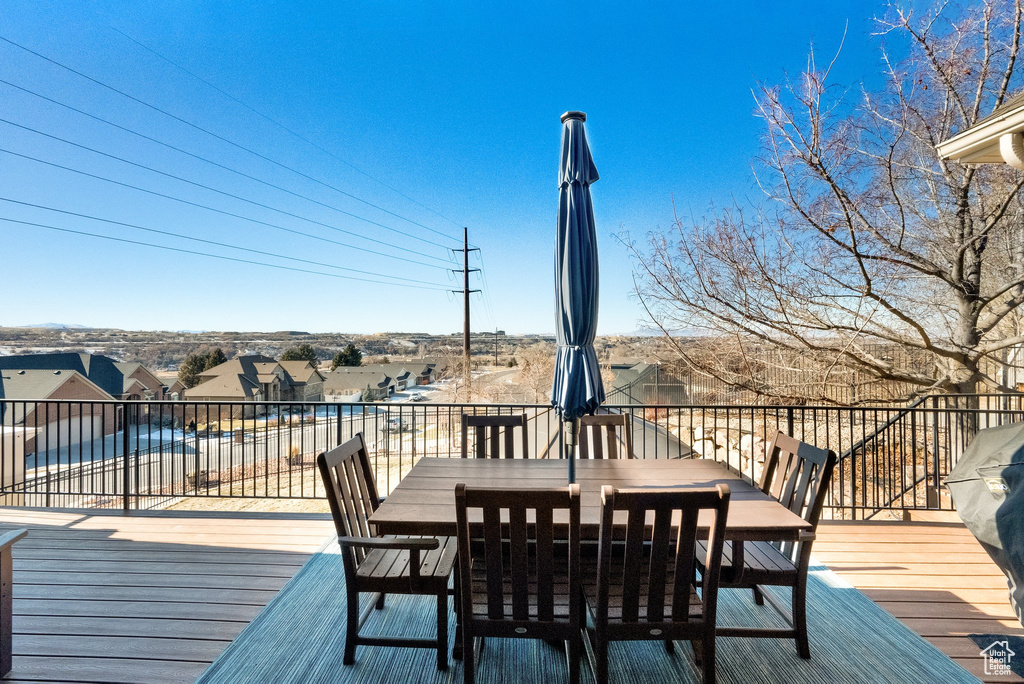 Deck featuring outdoor dining space