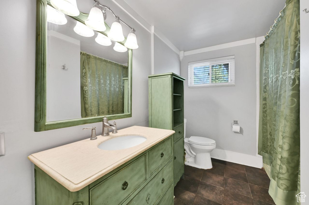 Full bath with vanity, baseboards, toilet, and a shower with curtain