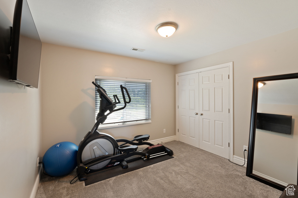 Workout room with carpet flooring and baseboards