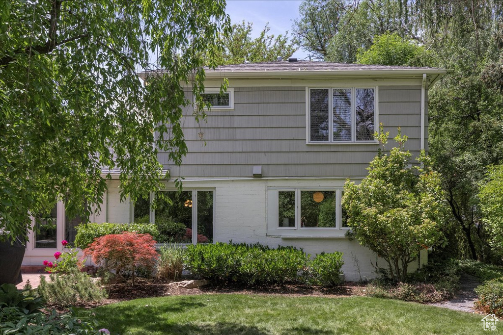 View of front facade featuring a front lawn