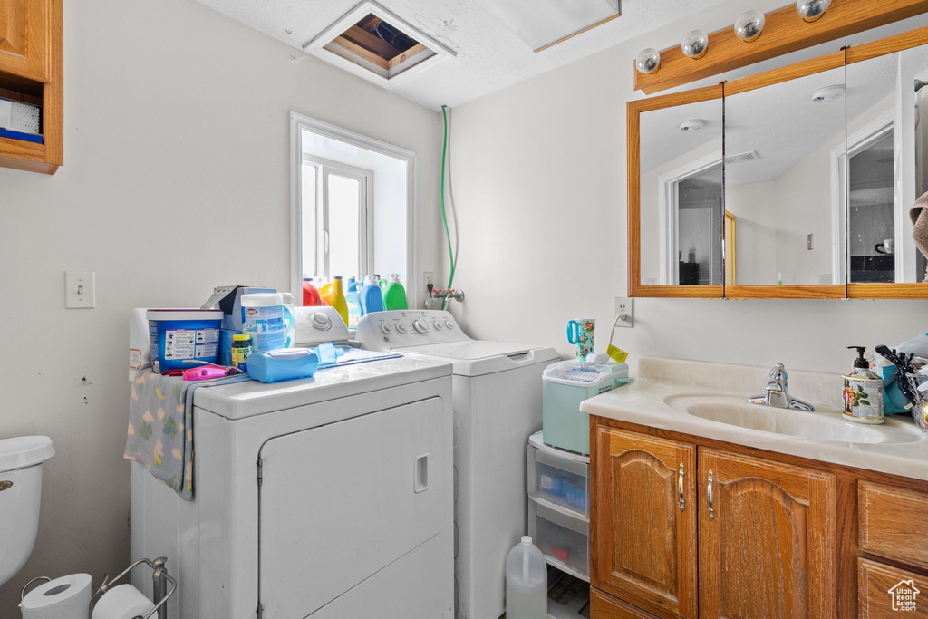 Washroom with independent washer and dryer