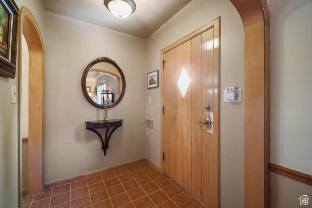 Foyer entrance featuring arched walkways