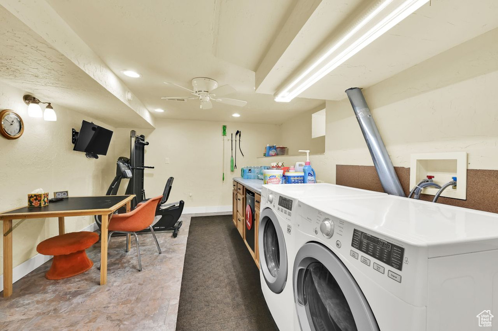 Laundry area featuring washing machine and dryer, recessed lighting, a ceiling fan, and baseboards