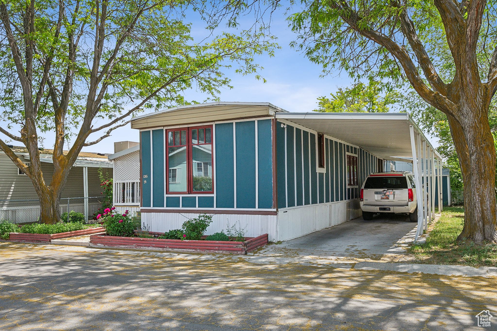 Manufactured / mobile home with driveway and an attached carport