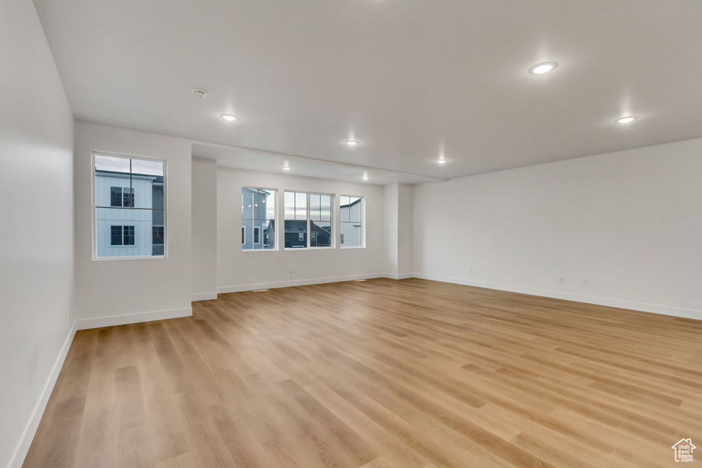 Unfurnished room featuring light wood-style flooring, baseboards, and recessed lighting