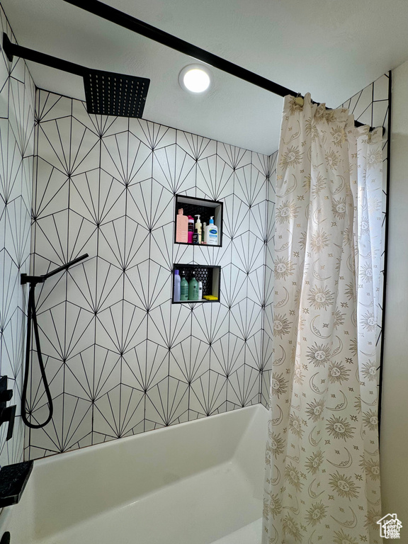 Bathroom with shower / tub combo with curtain