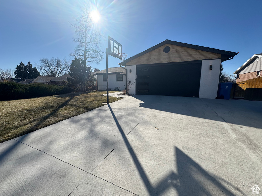 Ranch-style house featuring a detached garage