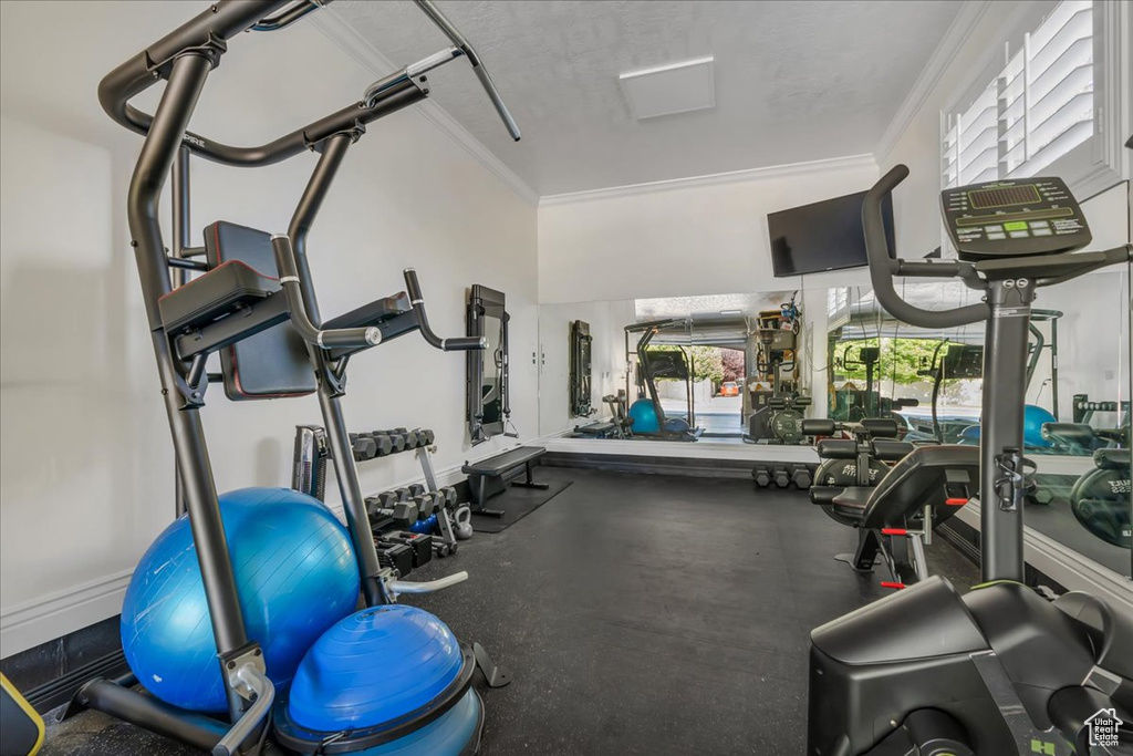 Exercise room with ornamental molding
