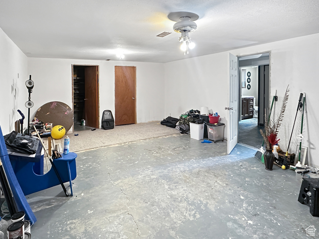 Below grade area with a ceiling fan