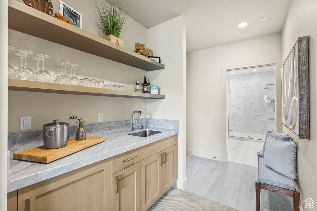 Indoor wet bar with baseboards and recessed lighting