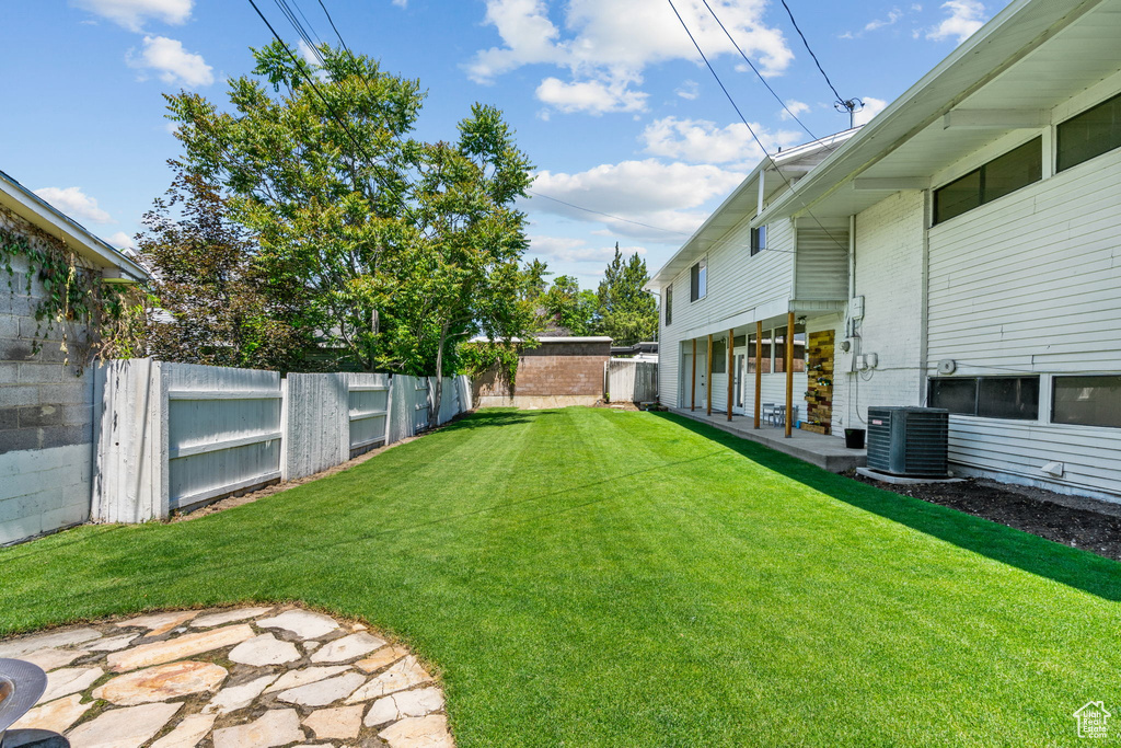 View of yard featuring cooling unit
