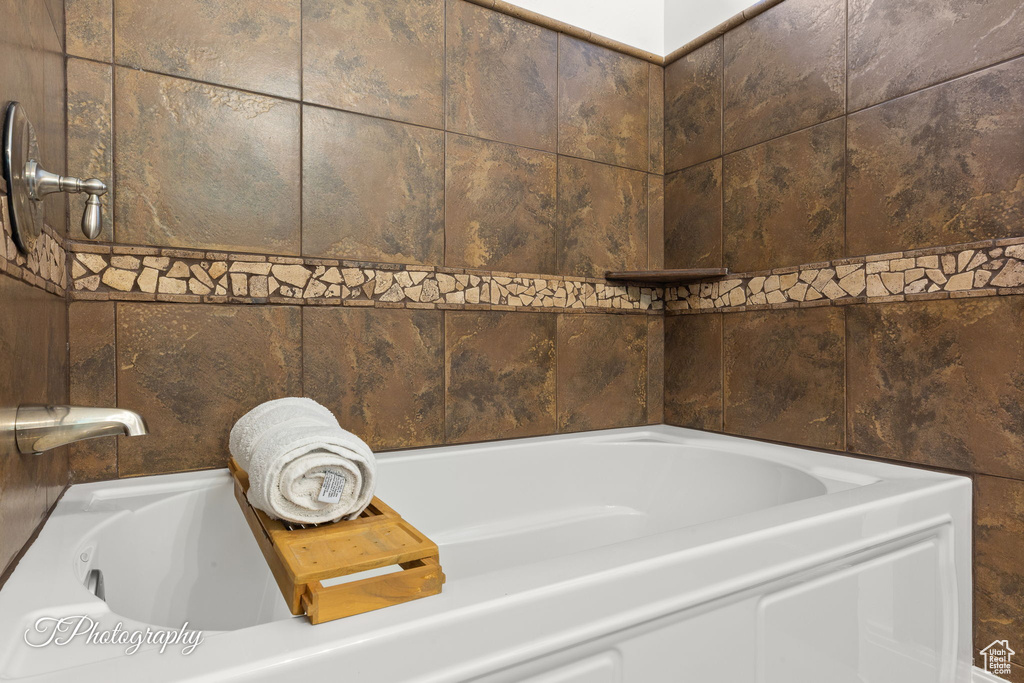 Full bathroom featuring a garden tub