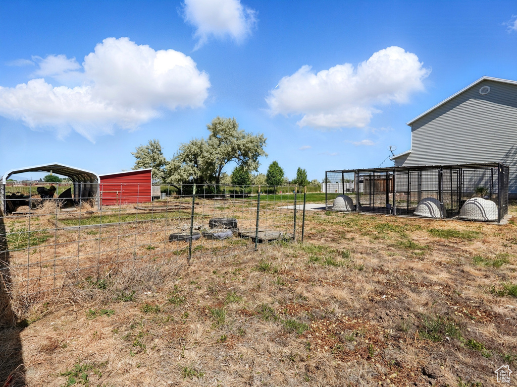 View of yard featuring an outbuilding