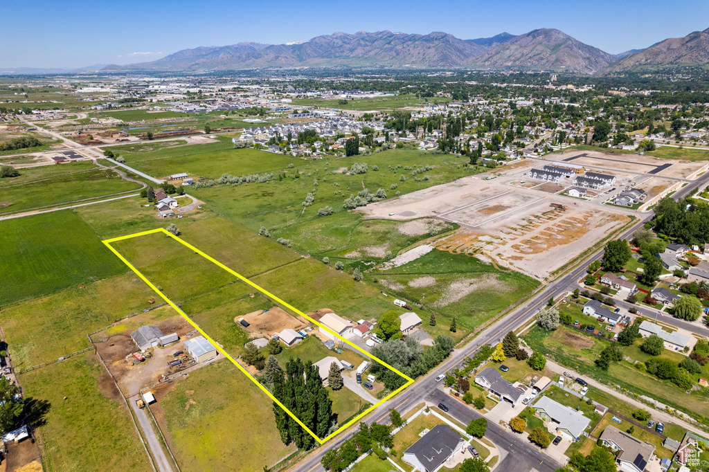 Aerial overview of property's location featuring property boundaries highlighted and a mountain backdrop