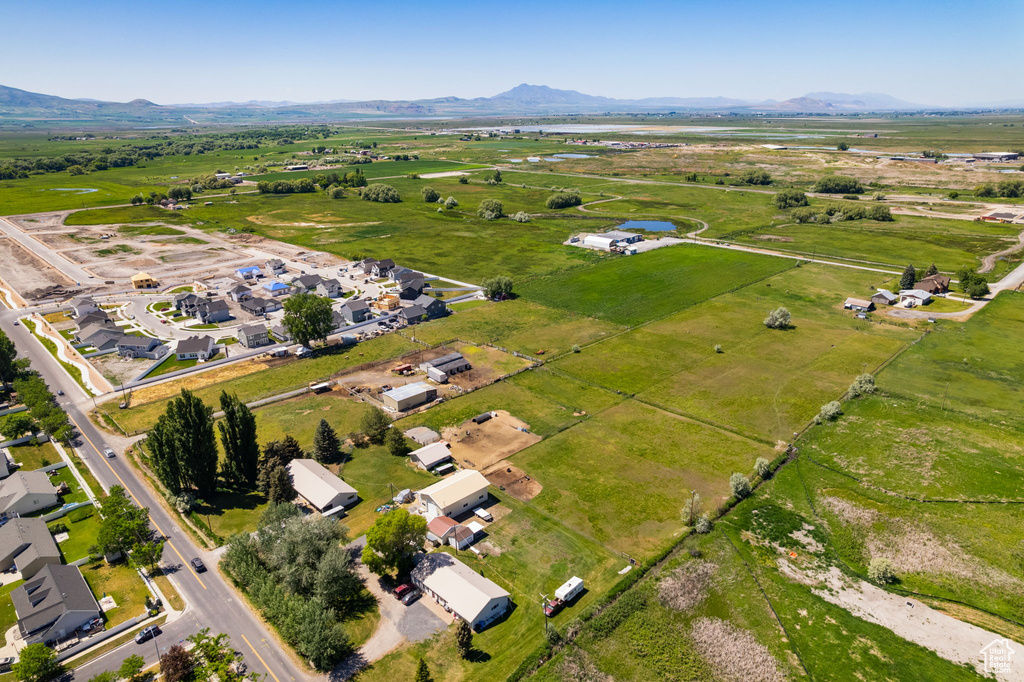 Aerial view of property's location featuring a mountain backdrop