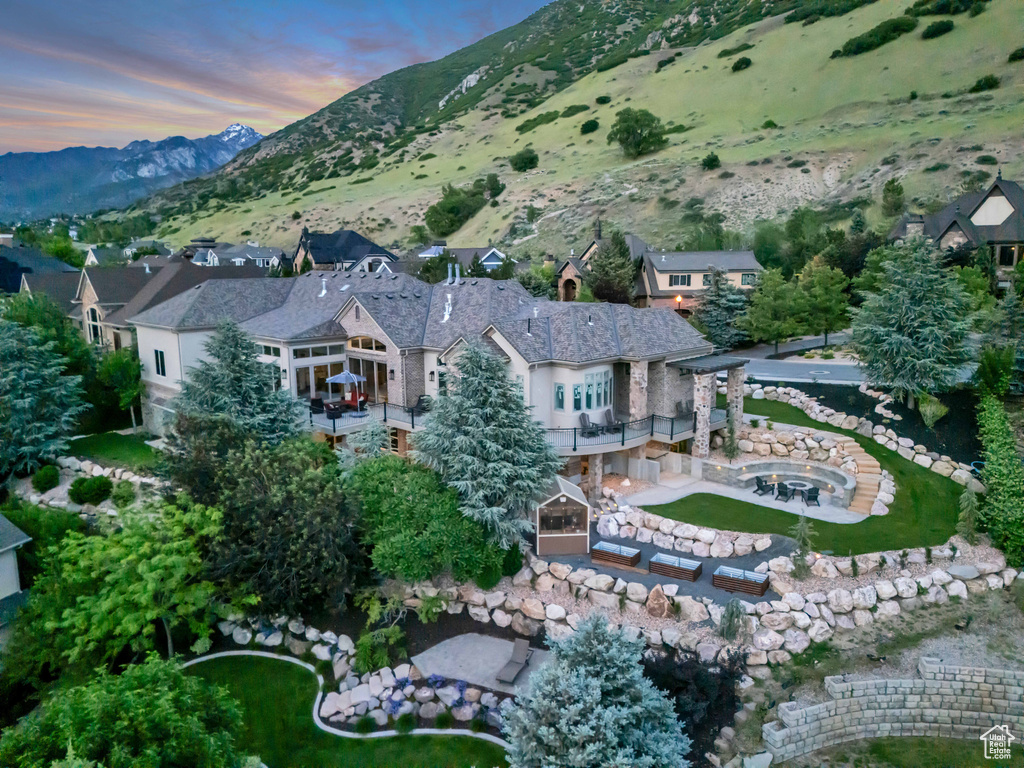Aerial view of property's location featuring a mountain backdrop