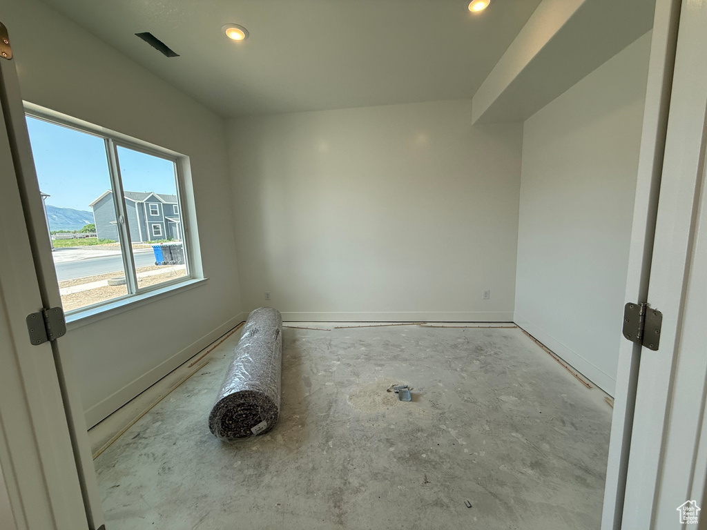 Unfurnished room featuring baseboards and recessed lighting