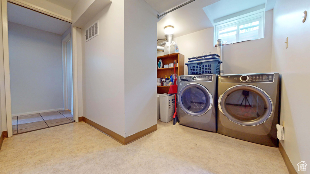Laundry room with washer and clothes dryer, carpet, and baseboards