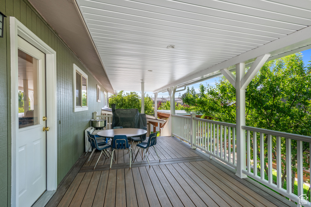 Deck featuring outdoor dining area