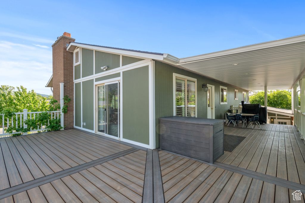 Deck with outdoor dining space