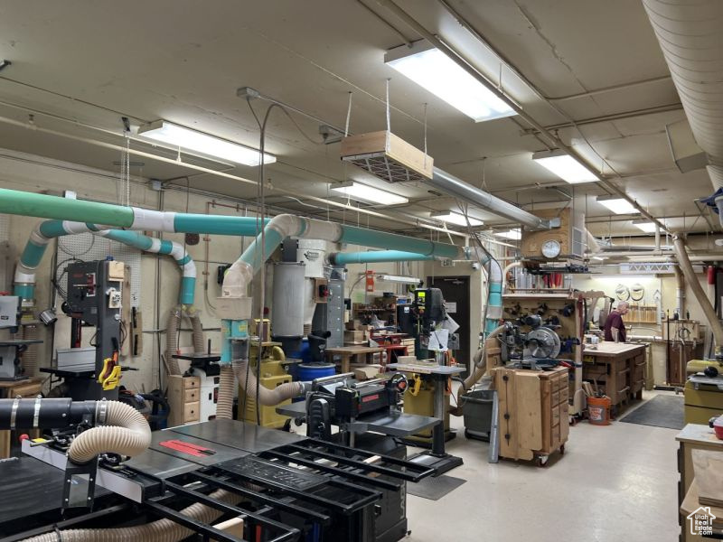 Workout area with a workshop area