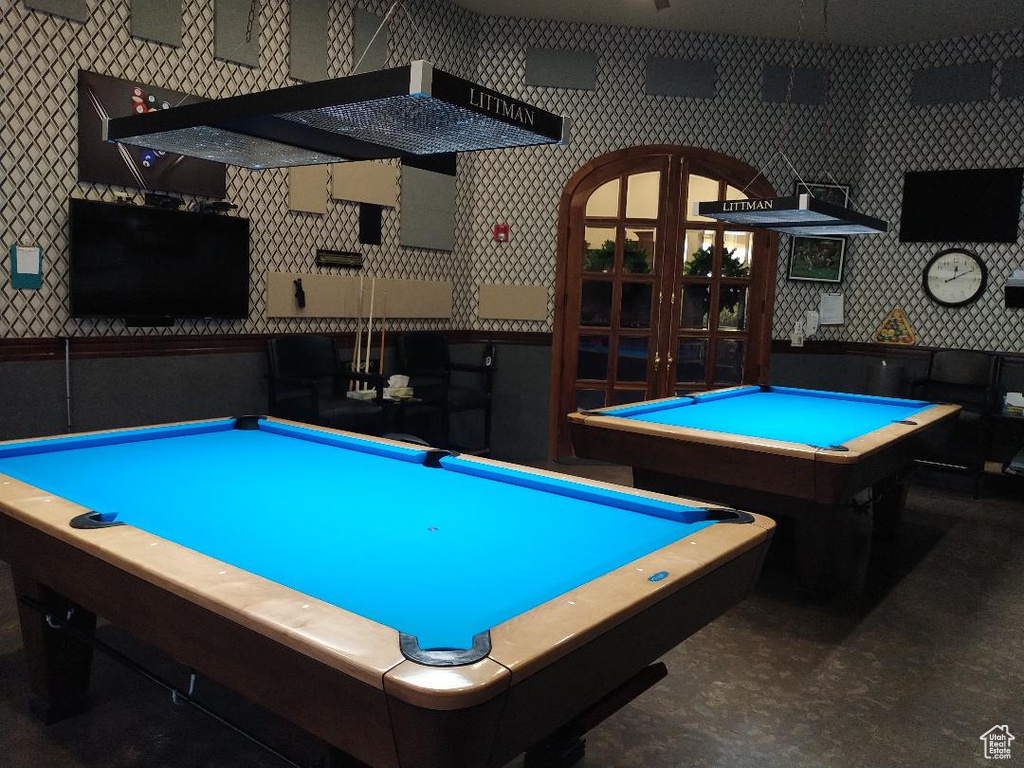Recreation room with wallpapered walls and pool table