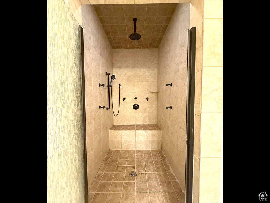Bathroom featuring tiled shower