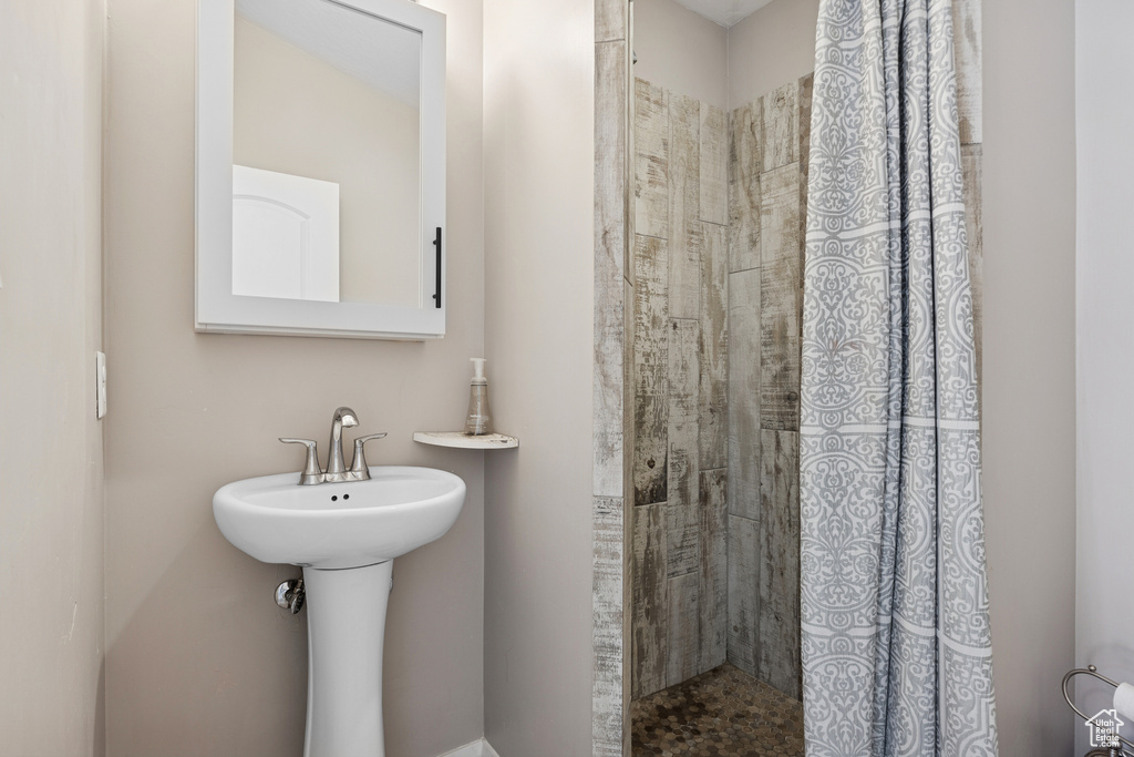 Full bathroom featuring a tile shower