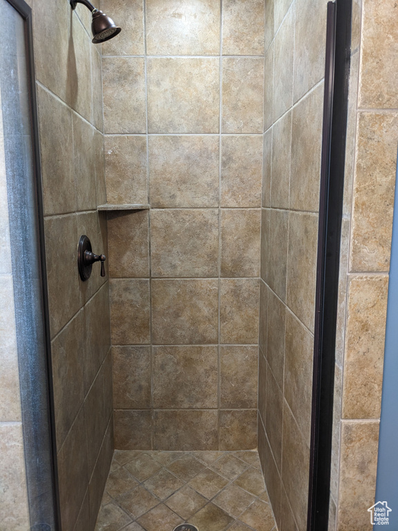 Bathroom featuring tiled shower