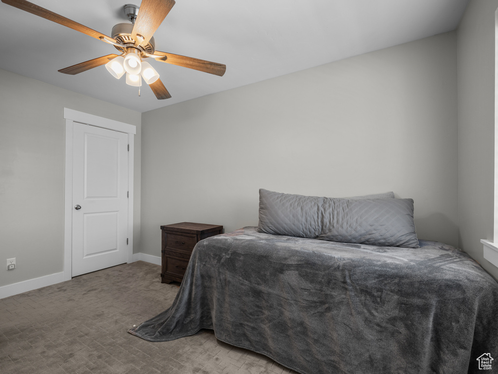 Bedroom with carpet flooring, baseboards, and ceiling fan