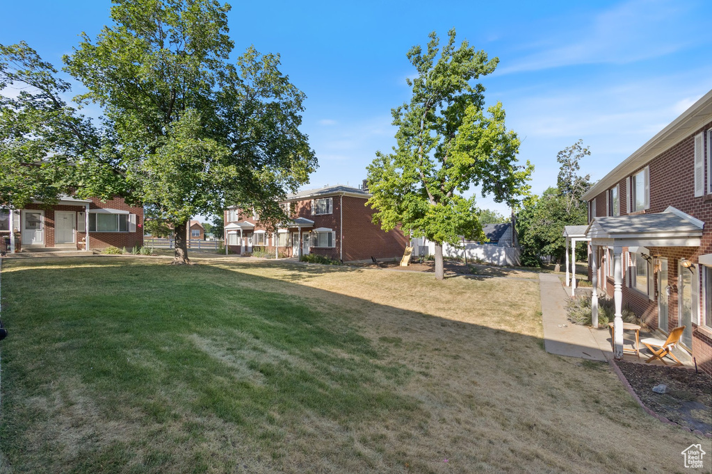 View of grassy yard