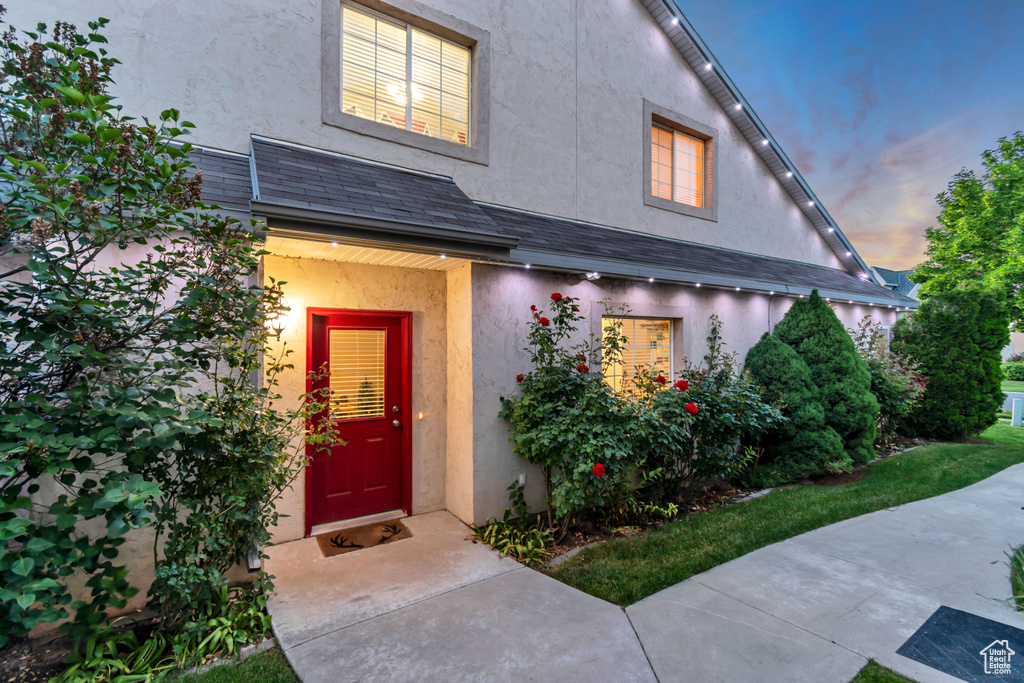 View of exterior entry with stucco siding