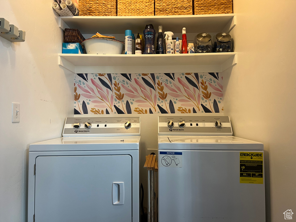 Washroom with independent washer and dryer