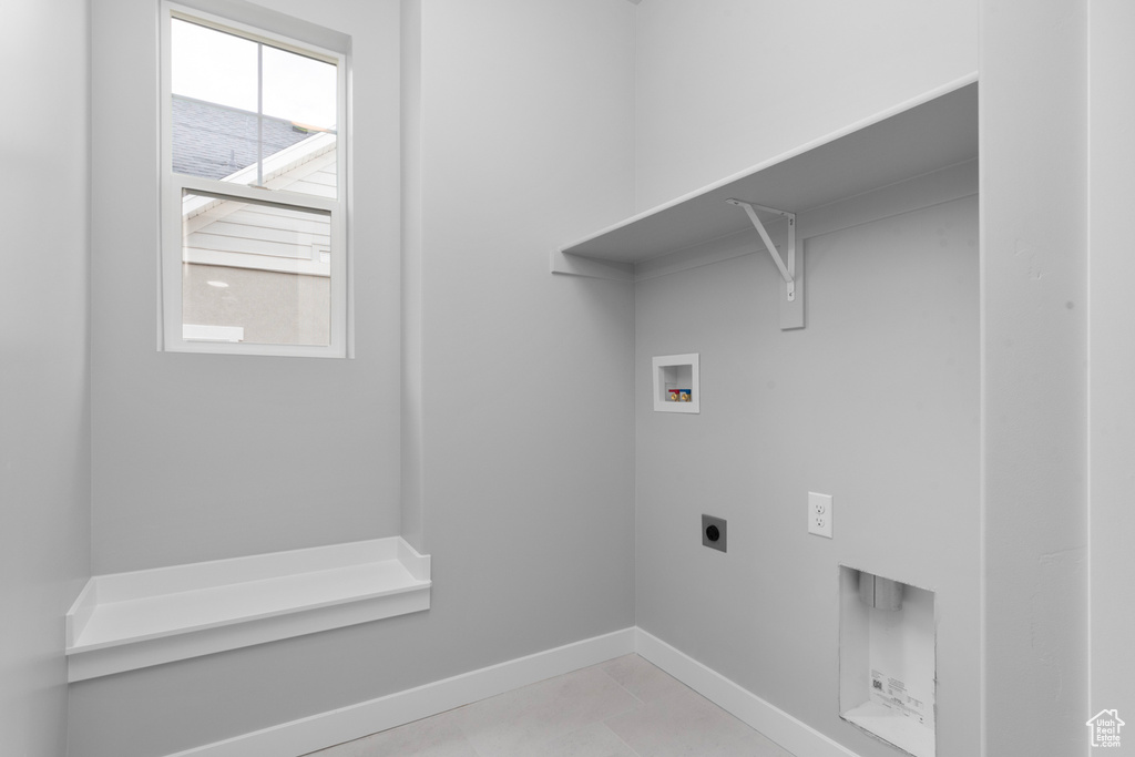 Laundry area with washer hookup, hookup for an electric dryer, and baseboards