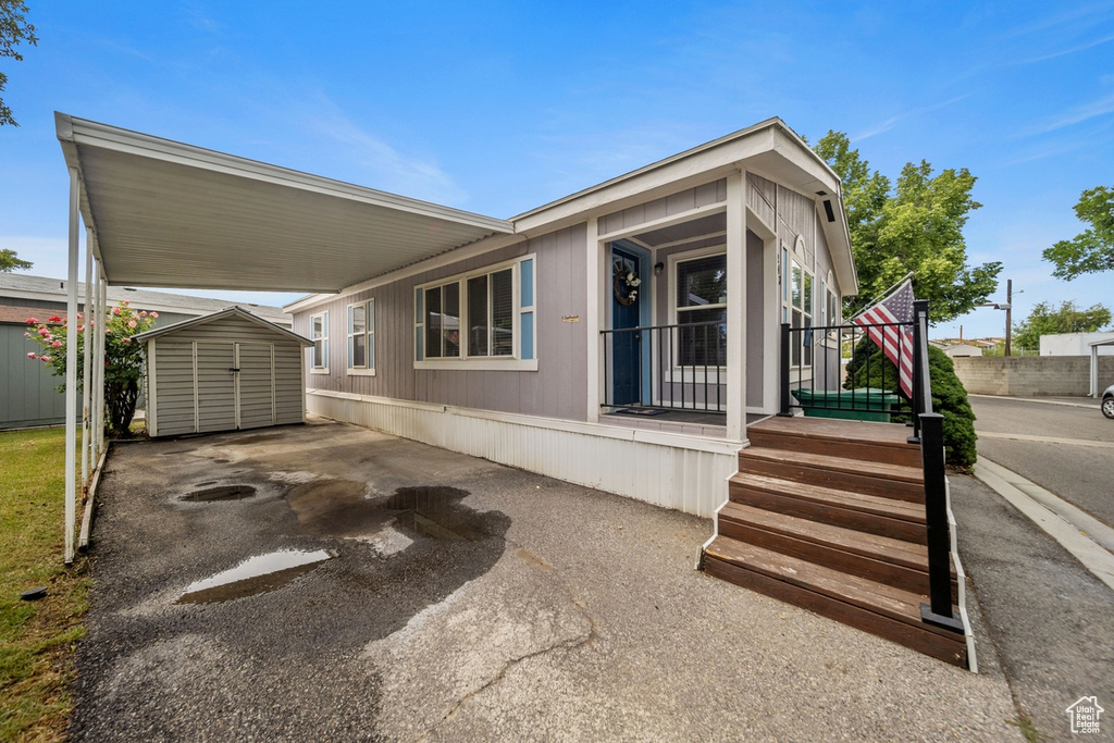Manufactured / mobile home with a carport