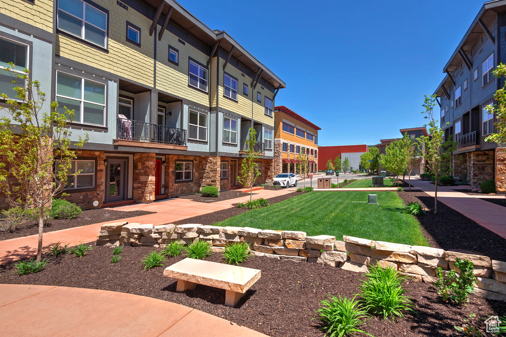 View of home\\\'s community featuring a residential view and a yard