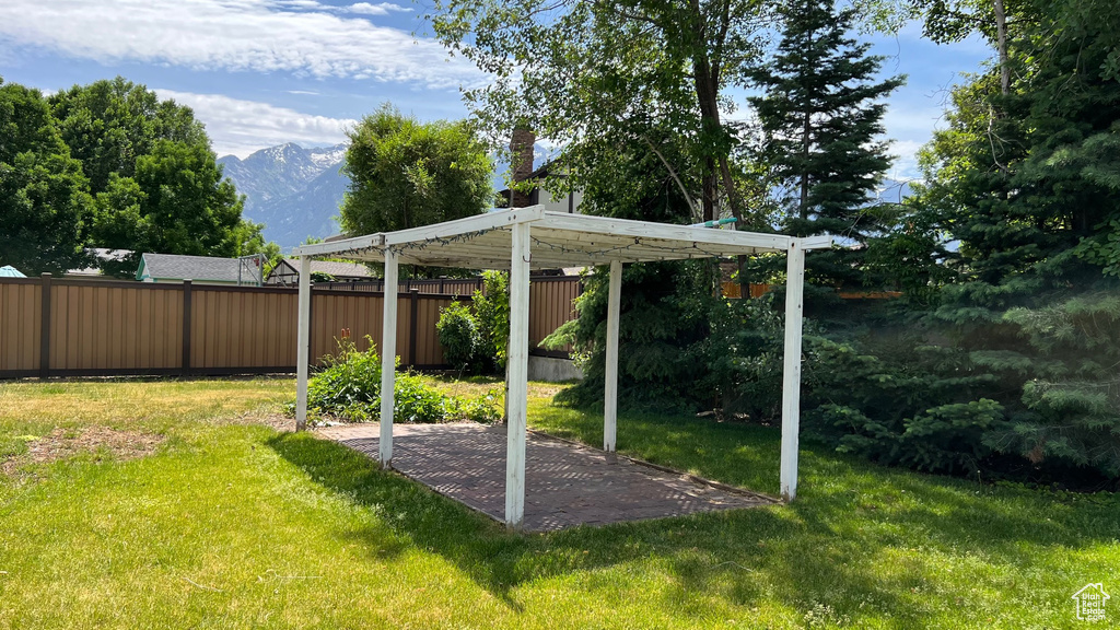 View of yard featuring a mountain view