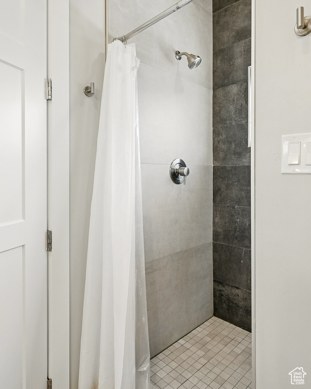 Full bathroom featuring tiled shower