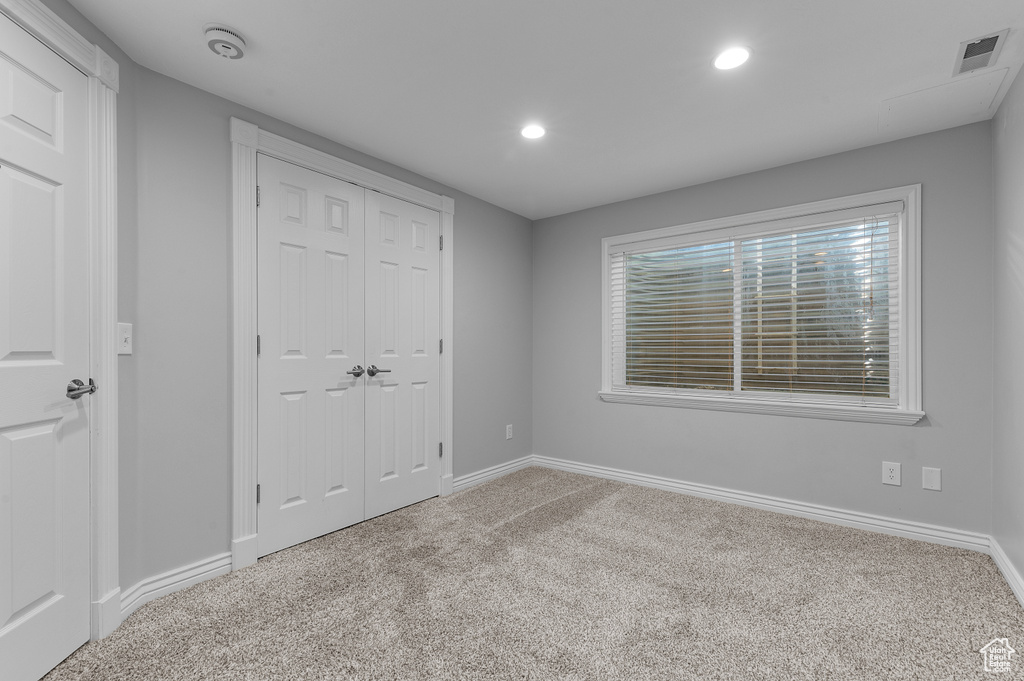 Unfurnished bedroom with carpet, baseboards, recessed lighting, and a closet