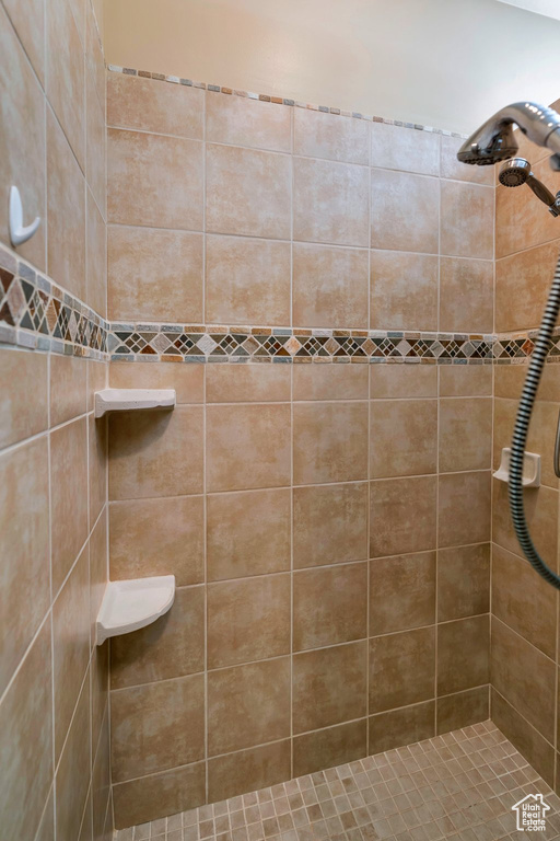 Bathroom featuring a tile shower