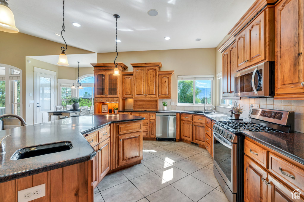 Kitchen with stainless steel appliances, a sink, backsplash, and recessed lighting