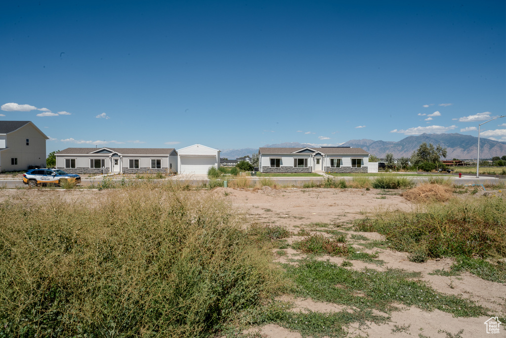 View of yard featuring a mountain view and a garage