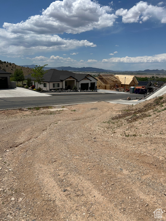 View of yard with a mountain view and a residential view