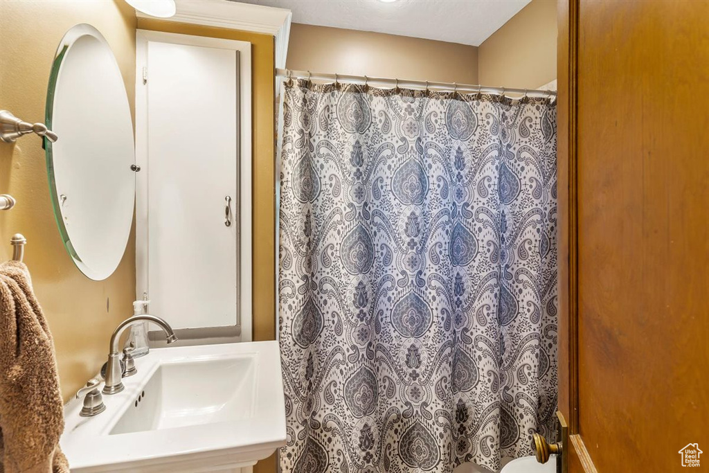 Full bathroom with a shower with shower curtain and vanity