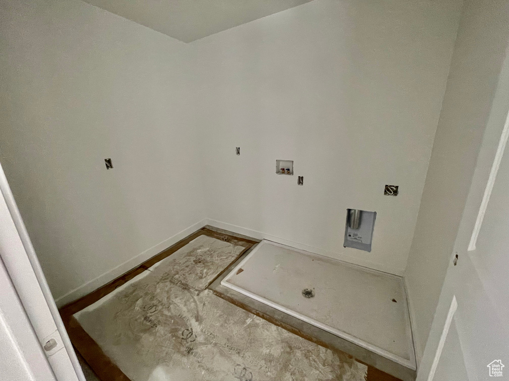 Laundry room with washer hookup and baseboards