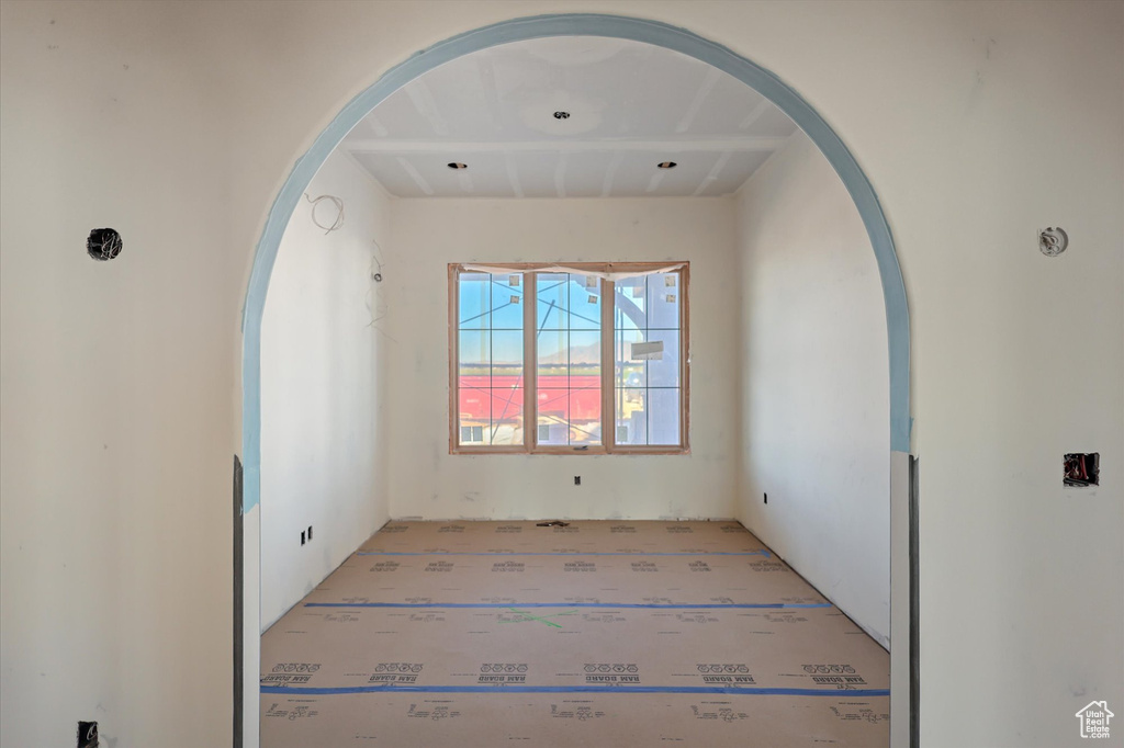 Spare room with arched walkways