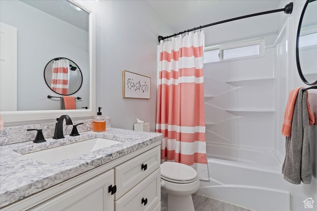 Full bathroom featuring vanity, toilet, and shower / tub combo