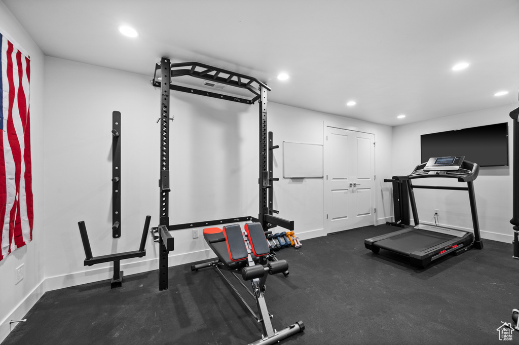 Workout room featuring recessed lighting and baseboards