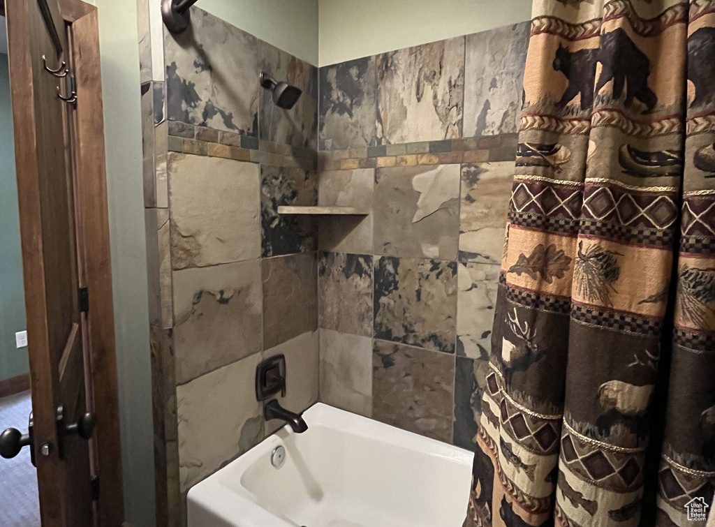 Full bath with shower / tub combo