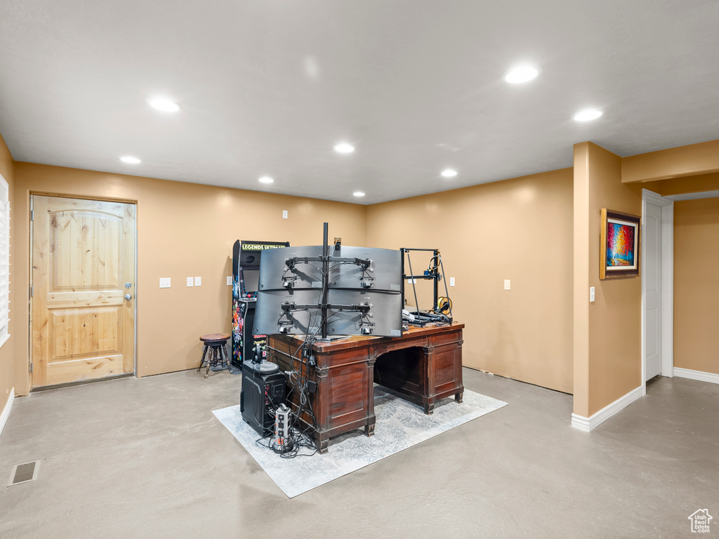 Home office featuring finished concrete floors, recessed lighting, and baseboards